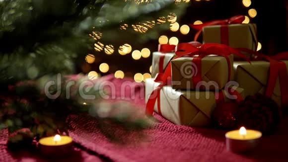 圣诞礼品盒蜡烛红领巾树饰背景灯视频的预览图
