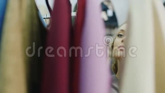 一幅年轻女子在女子服装店挑选物品画像视频的预览图