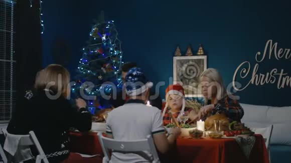 一家人一起庆祝圣诞节视频的预览图