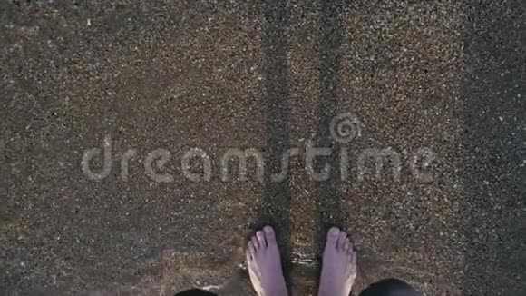 男人腿在岸上喷水慢动作视频的预览图