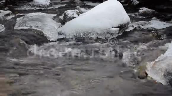 挪威北部荒野的深冻山区河流视频的预览图