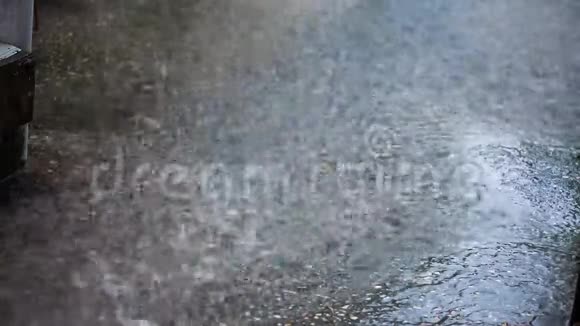 下雨了水从屋顶倾泻下来视频的预览图