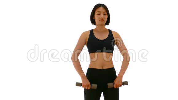 漂亮的泰国亚裔女运动员举起哑铃在两只手臂站立抬高或V举姿势举重锻炼有氧运动视频的预览图
