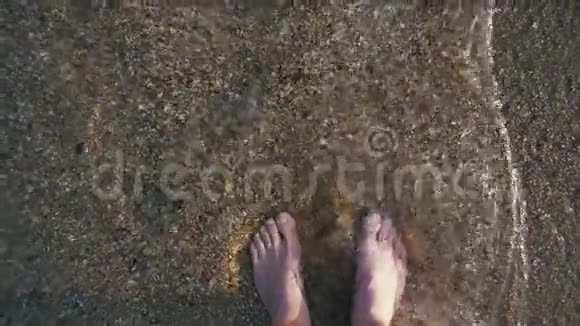男人脚踩在浅滩上慢悠悠视频的预览图