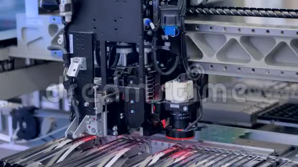 生产电子零件的现代机器人机器自动化制造机器4K视频的预览图