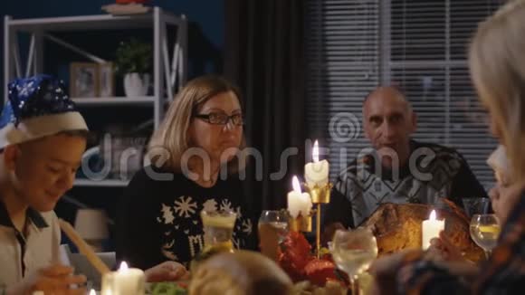 一家人一起庆祝圣诞节视频的预览图