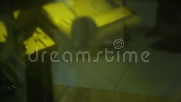 扶梯在贸易中心运行许多人在特大城市过着忙碌的生活视频的预览图