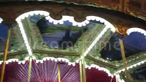 彩色明亮的旋转木马的延时镜头视频的预览图