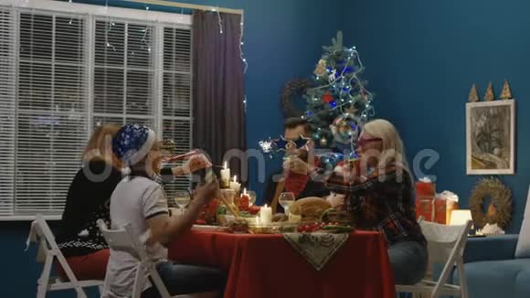 一家人一起庆祝圣诞节吃晚饭视频的预览图