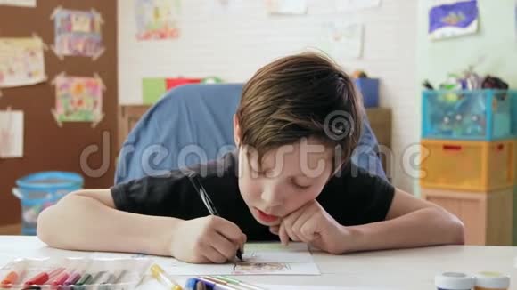 可爱的男孩用毡尖笔画他的家人的照片视频的预览图