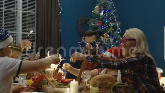 一家人一起庆祝圣诞节吃晚饭视频的预览图