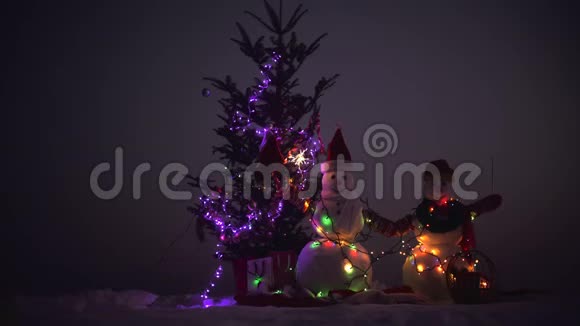 带圣诞礼物的雪人两个雪人站在冬天的圣诞节风景视频的预览图