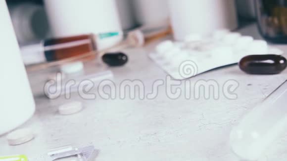 慢动作胶囊和药片落在桌子上视频的预览图