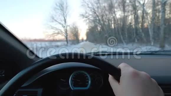 冬天阳光明媚的一天男人开车视频的预览图