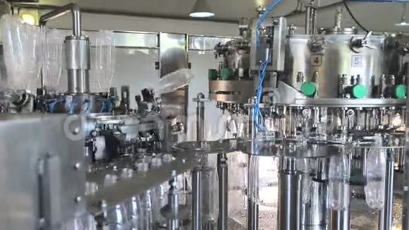 生产矿泉水的工厂塑料白色瓶装水视频的预览图