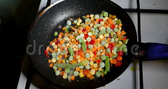 煎锅上半个冷冻蔬菜视频的预览图