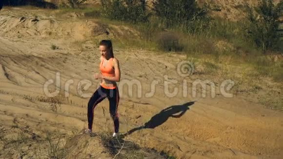 运动女孩为腿部肌肉做运动视频的预览图
