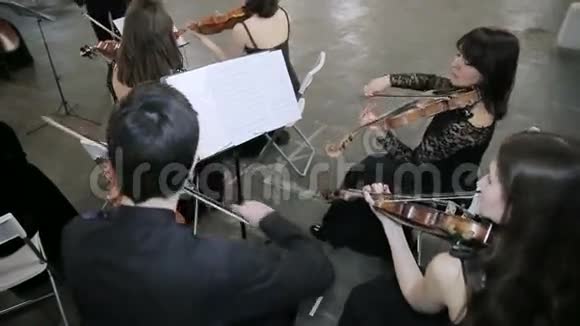四位小提琴手在大厅里演奏音乐视频的预览图