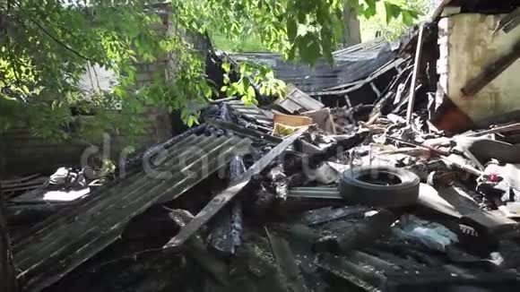 垃圾旧轮胎建筑物的碎片被毁的房子视频的预览图