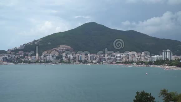 黑山布德瓦从海中俯瞰城市和布德瓦海滩视频的预览图