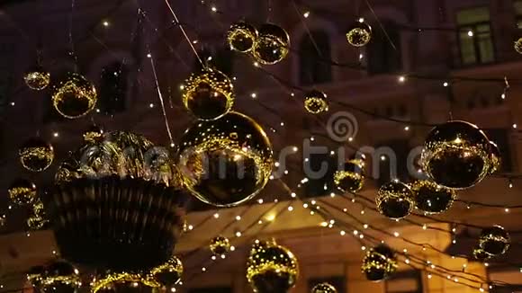 户外悬挂着闪亮的金色装饰闪耀着节日的气氛视频的预览图
