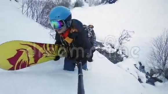 滑雪者的足迹男人和女孩在山地越野冒险视频的预览图