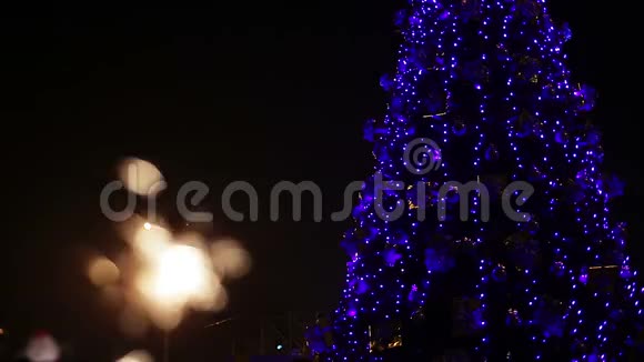 在明亮的中央广场上人们用孟加拉灯庆祝新年视频的预览图