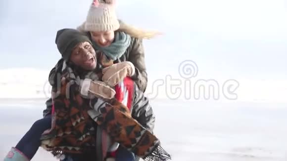 年轻夫妇享受冬季海滩视频的预览图