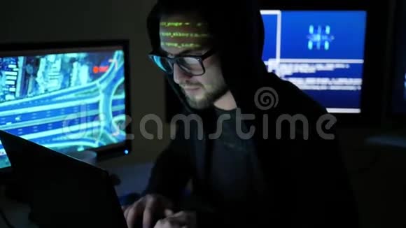 黑客通过互联网窃取资金被盗银行卡持有网络罪犯男性黑客破解银行视频的预览图