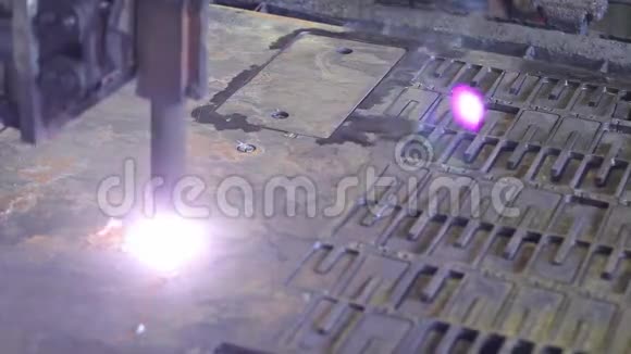 金属板采用等离子激光切割机切割重工业视频的预览图