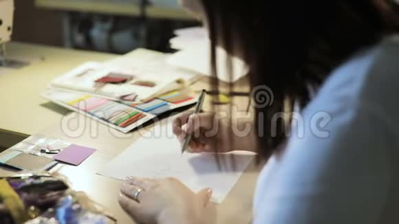 设计师在工作室中绘制草图有吸引力的女人工作和微笑工作区设计师白纸视频的预览图