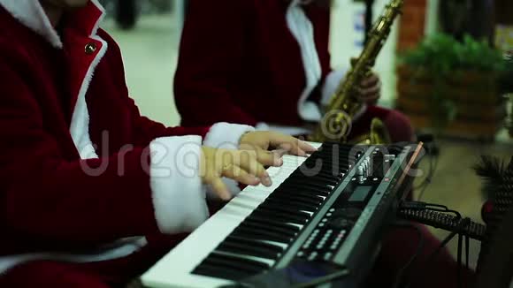 圣诞老人套装音乐乐队演奏欢快的旋律营造圣诞气氛视频的预览图