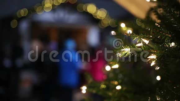圣诞集市上装饰好的新年树上闪耀着灯光节日的气氛视频的预览图