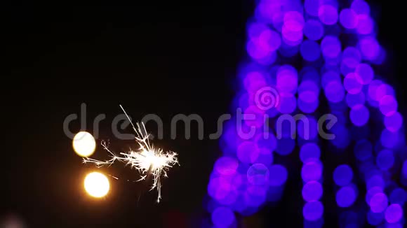孟加拉的灯光闪闪发光背景上装饰着美丽的圣诞树视频的预览图