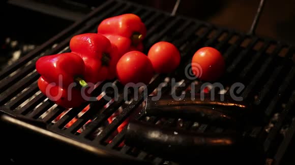 新鲜胡椒和茄子烤健康晚餐低热量饮食视频的预览图