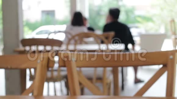 咖啡厅与顾客的模糊环境视频的预览图