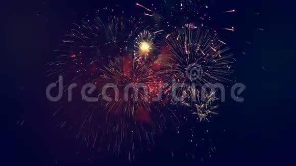 庆典之夜天空中闪烁着鲜艳的烟花4K视频的预览图