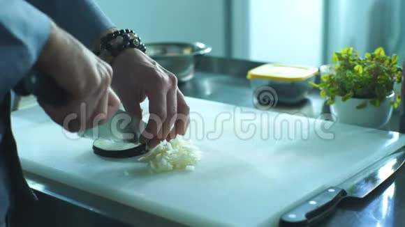 一位专业厨师用刀子很快就把茄子切开了视频的预览图