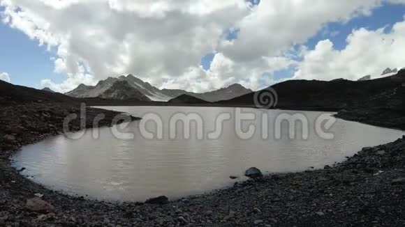 永恒的峡谷峭壁和山湖天空的阴影和云彩在移动北高加索俄罗斯视频的预览图