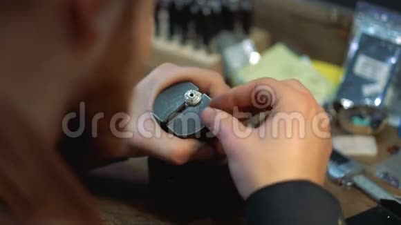 珠宝商触摸戒指以检查产品的表面粗糙度视频的预览图