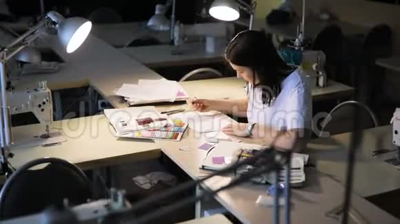 设计师在工作室中绘制草图有吸引力的女人工作和微笑工作区设计师白纸视频的预览图