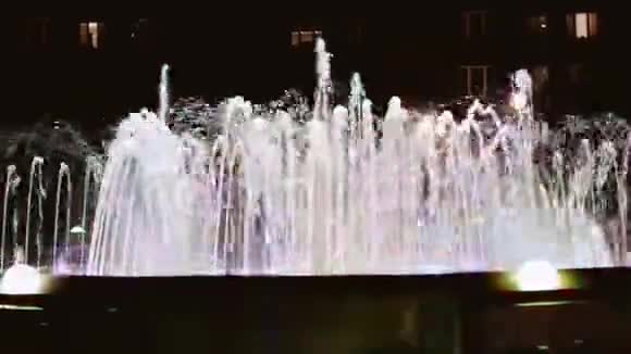 很漂亮的喷泉水用五彩光照明视频的预览图
