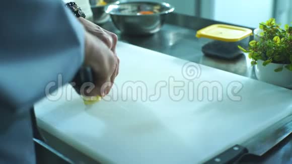 厨师在厨房的木板上切洋葱视频的预览图