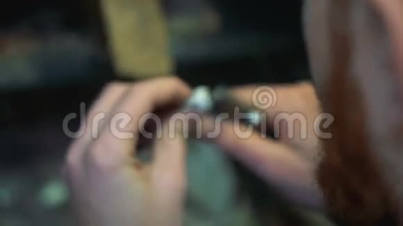 宝石镶嵌后用研磨设备研磨银环视频的预览图