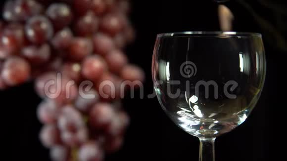 红酒倒在一杯深色的酒杯里视频的预览图