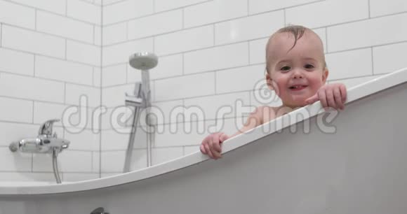小孩站在家里的浴缸里视频的预览图