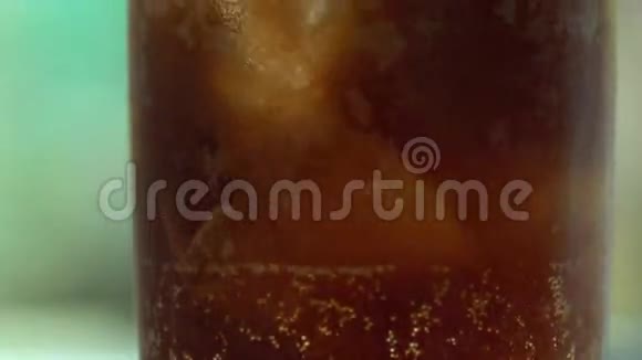 带冰的可乐和玻璃中的气泡视频的预览图