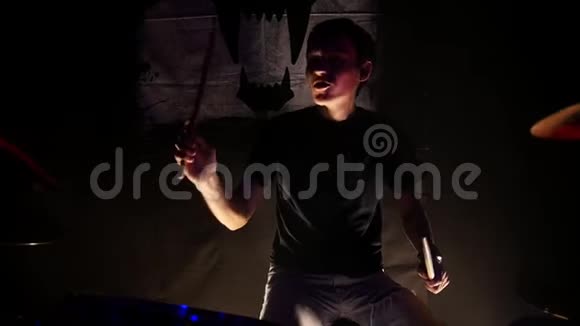一个人为摇滚乐队表演打鼓视频的预览图