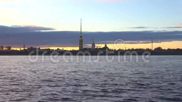 五月黄昏背景下的彼得和保罗堡垒圣彼得堡视频的预览图