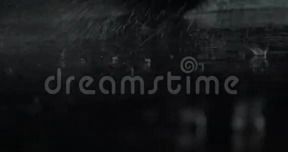 雨夜及行车运输视频的预览图